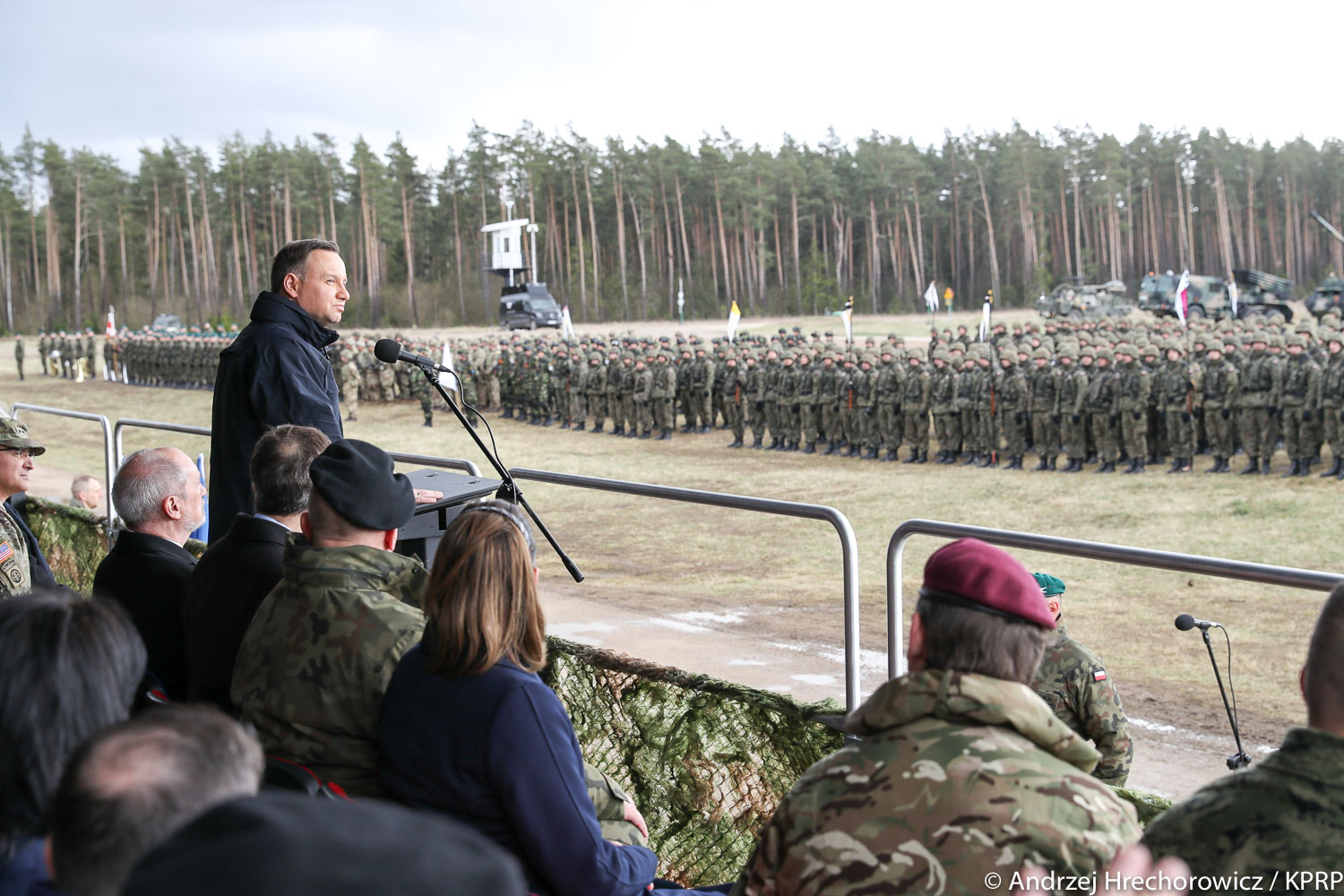 Prezydent Andrzej Duda w czasie uroczystego powitania żołnierzy Batalionowej Grupy Bojowej NATO